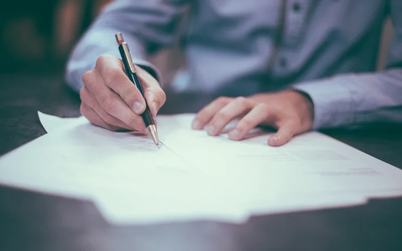 Diseño web para abogados estilo sobrio y profesional – Navy y dorado