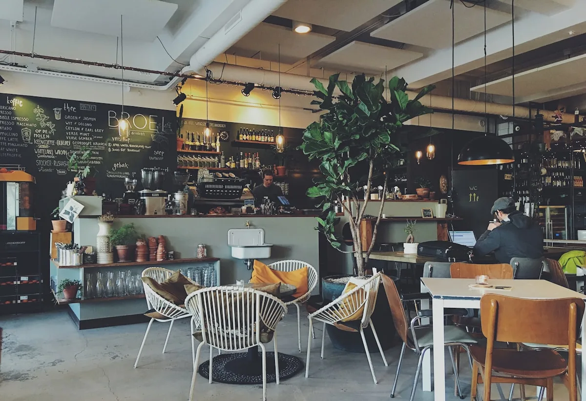 Café bistró cálido y acogedor