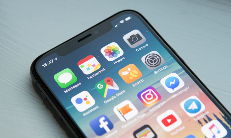 Smartphone con aplicaciones móviles en pantalla